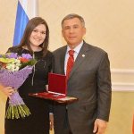 Dina Garipova is the youngest honored artist of Tatarstan. With President of the Republic Rustam Minnikhanov. Photo: Vk.com. 