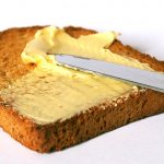 Намазывание масла на хлеб