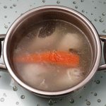 Отварить курицу и морковь для заливного