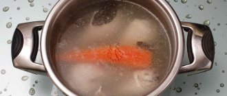 Отварить курицу и морковь для заливного