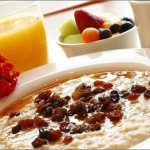 oatmeal-with-raisins-in-a-bowl
