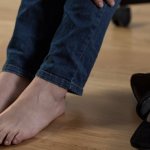Закрытая обувь из синтетического материала вызывает повышенную потливость ног