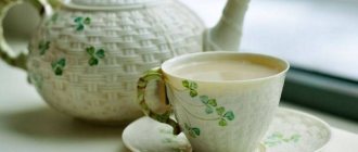 Зеленый чай с молоком в чашке и чайник