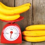 желтые бананы на красных весах